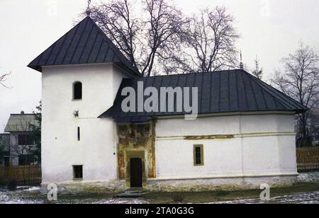 Comté de Gorj, Roumanie, 2001. Vue extérieure de 'St. L'église de Nicolas au monastère de Polovragi, un monument historique du 18ème siècle. Banque D'Images