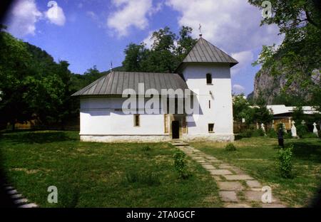 Comté de Gorj, Roumanie, 2000. Vue extérieure de 'St. L'église de Nicolas au monastère de Polovragi, un monument historique du 18ème siècle. Banque D'Images