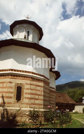 Comté de Gorj, Roumanie. Vue extérieure de l'église 'Dormition de la mère de Dieu' au monastère de Polovragi, un monument historique du 15e siècle. Banque D'Images