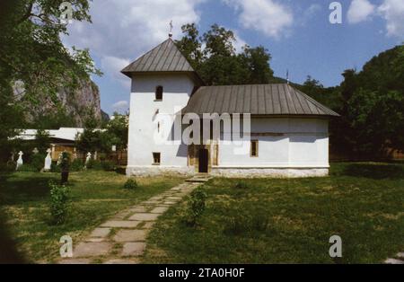 Comté de Gorj, Roumanie, 2000. Vue extérieure de 'St. L'église de Nicolas au monastère de Polovragi, un monument historique du 18ème siècle. Banque D'Images