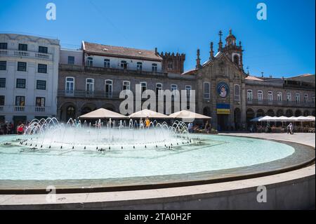 Braga, Portugal - juin 30 2023 : Belle fontaine sur la place de la République à Braga, nord du Portugal, conclu, en 1559 Banque D'Images