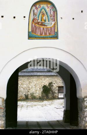 Comté de Gorj, Roumanie, 2001. Monastère de Polovragi, un monument historique du 17e siècle. Entrée dans la cour par le clocher, avec une fresque représentant la Dormition de la mère de Dieu. Banque D'Images