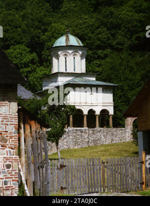 Comté de Valcea, Roumanie, 2000. Vue extérieure de l'église Dormition de la mère de Dieu au monastère de Horezu, monument historique du 17e siècle. Cette église plus petite a été construite pour desservir l'hôpital du monastère, aujourd'hui en ruine. Banque D'Images