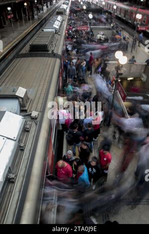 Sao Paulo, Brésil. 28 novembre 2023. SP - SAO PAULO - 11/28/2023 - SAO PAULO, GRÈVE, TRAINS DE MÉTRO, CHEMINS DE FER - Luz Station lors de l'arrêt partiel des travailleurs du métro de Sao Paulo et CPTM (Companhia Paulista de Trens Metropolitanos) travailleurs des chemins de fer ce mardi (28 ) contre l’intention du gouverneur Tarcisio de Freitas (républicains) de privatiser les entreprises publiques. Photo : Suamy Beydoun/AGIF crédit : AGIF/Alamy Live News Banque D'Images