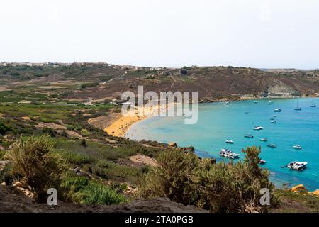 Plage de Ramla vue de la grotte de Tal-Mix à Gozo, Malte Banque D'Images