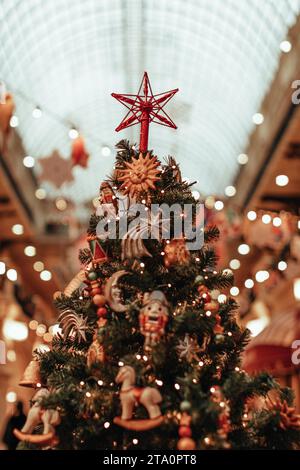 Sapin de Noël traditionnel festif, décoré avec des lumières dorées, des jouets, des perles. Détails magiques à l'intérieur. Carte postale verticale Banque D'Images