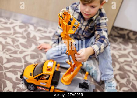 28 novembre 2023, Bavière, Nuremberg : Henri, 6 ans, joue avec la « plate-forme de travail MB Sprinter » du fabricant de jouets Bruder en marge de la conférence de presse annuelle de l'Association allemande de vente au détail de jouets (BVS) et de l'Association allemande de l'industrie du jouet (DVSI). Le jouet est l'un des 'Top 10 Toys 2023' liste publiée par le BVS. Le DVSI et le BVS donnent un aperçu des importantes affaires de Noël et des chiffres actuels pour les derniers mois. Photo : Daniel Karmann/dpa Banque D'Images