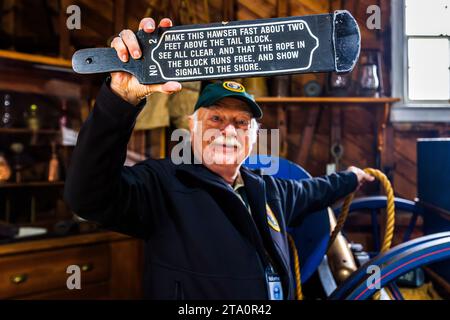 Sleeping Bear point Coast Guard Station Maritime Museum à l'ouest de Glen Haven. Un bénévole tient le bout d'une corde de sauvetage avec des instructions sur la façon de l'utiliser en cas de sauvetage, Glen Arbor Township, États-Unis Banque D'Images