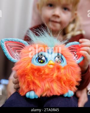 28 novembre 2023, Bavière, Nuremberg : Franziska, 5 ans, joue avec l'animal à fourrure électronique Furby de Hasbro lors de la conférence de presse annuelle de l'Association allemande de vente au détail de jouets (BVS) et de l'Association allemande de l'industrie du jouet (DVSI). Le jouet est l'un des 'Top 10 Toys 2023' liste publiée par le BVS. Le DVSI et le BVS donnent un aperçu des importantes affaires de Noël et des chiffres actuels pour les derniers mois. Photo : Daniel Karmann/dpa Banque D'Images