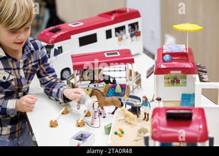 28 novembre 2023, Bavière, Nuremberg : Henri, 6 ans, joue avec le 'Horse Club Horse transporter' du fabricant de jouets Schleich en marge de la conférence de presse annuelle de l'Association allemande de vente au détail de jouets (BVS) et de l'Association allemande de l'industrie du jouet (DVSI). Le jouet est l'un des 'Top 10 Toys 2023' liste publiée par le BVS. Le DVSI et le BVS donnent un aperçu des importantes affaires de Noël et des chiffres actuels pour les derniers mois. Photo : Daniel Karmann/dpa Banque D'Images