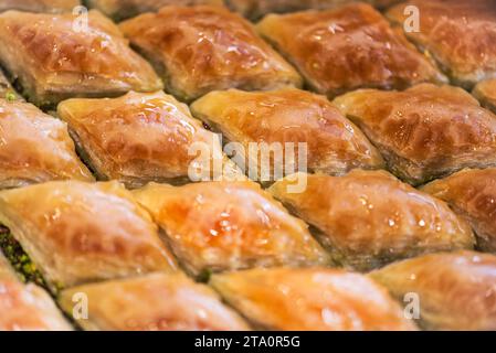 Dessert traditionnel appelé 'Baklava' sur un plateau gris dans une boulangerie, gros plan, macro photographie Banque D'Images