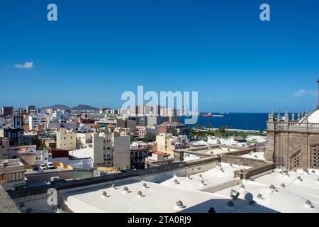 Vue panoramique depuis le haut de la capitale Las Palmas Gran Canaria en Espagne avec une partie de la cathédrale de Santa Ana et vue sur le port et la mer Banque D'Images