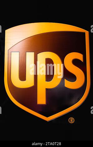 United Parcel service UPS livraison et expédition de courrier pour les entreprises dans le monde entier pour le commerce commercial. Logo UPS pour arrière-plan. Pack multinational américain Banque D'Images