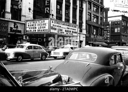 Warner Movie Theatre à New York à l'automne 1951 montrant VIVIEN LEIGH et MARLON BRANDO dans Un TRAMWAY NOMMÉ DESIRE 1951 réalisateur ELIA KAZAN pièce / scénario Tennessee Williams musique Alex North Warner Bros. Banque D'Images