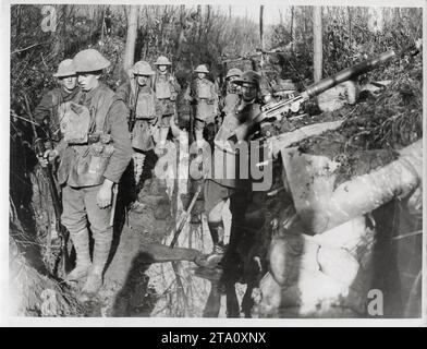 WW1 première Guerre mondiale - infanterie britannique dans une tranchée, mitrailleuse Lewis au premier plan Banque D'Images