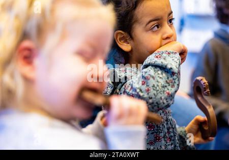 Rotterdam, pays-Bas. 28 novembre 2023. ROTTERDAM - des élèves aveugles et malvoyants lisent dans une salle de classe leur lettre au chocolat en braille. Tous les jeunes aveugles et malvoyants des écoles Visio de Rotterdam, Amsterdam, Haren, grave et Breda reçoivent une lettre tactile en chocolat. ANP IRIS VAN DEN BROEK netherlands Out - belgique Out Credit : ANP/Alamy Live News Banque D'Images