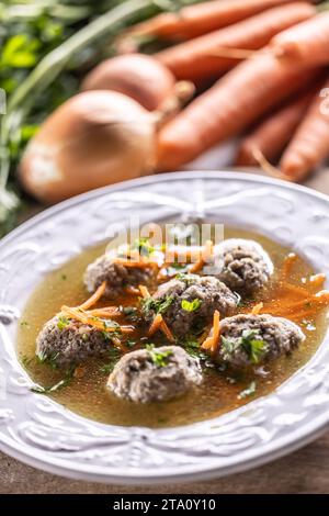 Bouillon avec boulettes de foie à base de foie de bœuf, pain, œufs et persil cuits dans du bouillon de bœuf. Leberknödelsuppe – soupe allemande de boulettes de foie. Banque D'Images