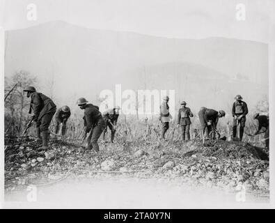 WW1 première Guerre mondiale - creusage de tranchées, soldats britanniques, Italie Banque D'Images