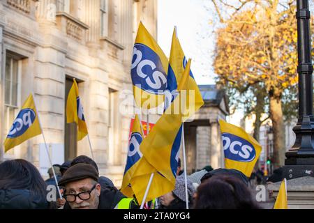 Londres, royaume-uni, 28 novembre 2023 public and commercial Services Union (PCS) met en scène une ligne de piquetage à l'extérieur du Cabinet Office sur Whitehall sur avoir votre salaire forcé de mensuel à bimensuel pour le nettoyage et la restauration employé par ISS dans la perspective de Noël il ya une perturbation à vos finances comme vos factures sont payées mensuellement crédit : Richard Lincoln/Alamy Live News Banque D'Images