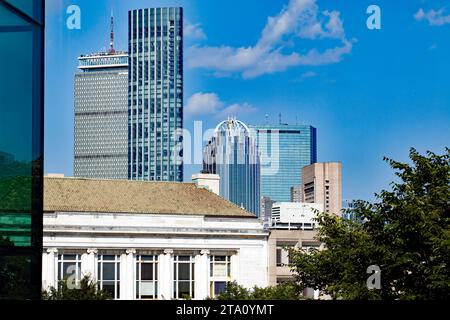 Vue depuis le Musée des Beaux-Arts vers quelques tours de grande hauteur à Boston Banque D'Images