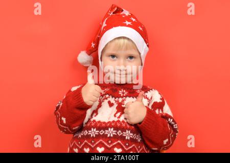 Mignon garçon enfant pointant la direction, Noël Banque D'Images