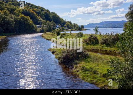 Fin septembre après-midi et la rivière Strathlachlan se jette dans la baie Lachlan en direction du Loch Fyne. Argyll Banque D'Images