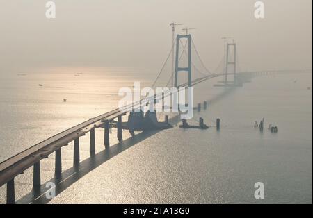 (231128) -- ZHONGSHAN, 28 novembre 2023 (Xinhua) -- cette photo aérienne prise le 27 novembre 2023 montre le pont Lingdingyang de la liaison Shenzhen-Zhongshan dans la province du Guangdong, dans le sud de la Chine. Un projet d'autoroute transmaritime entre les villes de Shenzhen et Zhongshan dans la province du Guangdong du sud de la Chine est un pas de plus vers l'achèvement. La dernière coulée de béton a été mise en place mardi, alors que les travaux sur le tunnel sous-marin à tube immergé, qui s'étend sur environ 6,8 km, approche de sa fin, a déclaré Guangdong provincial communication Group Co., Ltd. Le tunnel fait partie d'une autoroute de 24 km reliant S Banque D'Images