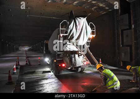 (231128) -- ZHONGSHAN, 28 novembre 2023 (Xinhua) -- les constructeurs travaillent dans le tunnel sous-marin à tube immergé de la liaison Shenzhen-Zhongshan dans la province du Guangdong, dans le sud de la Chine, 28 novembre 2023. Un projet d'autoroute transmaritime entre les villes de Shenzhen et Zhongshan dans la province du Guangdong du sud de la Chine est un pas de plus vers l'achèvement. La dernière coulée de béton a été mise en place mardi, alors que les travaux sur le tunnel sous-marin à tube immergé, qui s'étend sur environ 6,8 km, approche de sa fin, a déclaré Guangdong provincial communication Group Co., Ltd. Le tunnel fait partie d'une autoroute de 24 km reliant Shen Banque D'Images