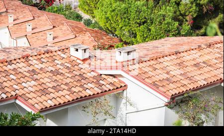 Tuiles espagnoles pour toit. Tuiles rouges sur les maisons comme image de fond. Les tuiles de surface de toiture en bardeaux recouvrent le motif et la texture Banque D'Images