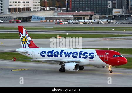 Airbus A320 de la compagnie suisse de loisirs Edelweiss Air taxis à la porte d'arrivée de l'aéroport de Zurich, Zurich, Suisse Banque D'Images