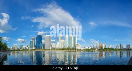 Bangkok, Thaïlande panorama, vue panoramique sur le parc public Benchakitti. Le parc est situé au coeur du principal quartier des affaires de la Thaïlande ca Banque D'Images