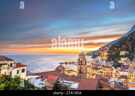 Amalfi, Italie sur la côte méditerranéenne juste après un beau coucher de soleil. Banque D'Images