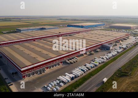 Vue aérienne du centre logistique géant. Banque D'Images