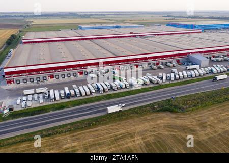 Vue aérienne du centre logistique géant. Banque D'Images