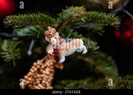 Downing Street, Londres, Royaume-Uni. 28 novembre 2023. Décorations de Noël dans Downing Street. Un corgi couronné ornemental figure parmi les décorations sur le sapin de Noël Downing Street. Photo par Amanda Rose/Alamy Live News Banque D'Images