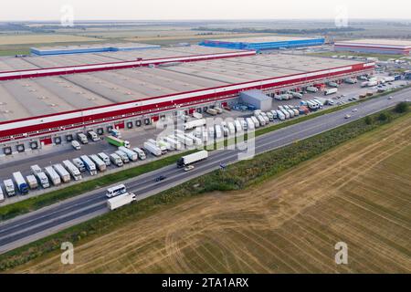 Vue aérienne du centre logistique géant. Banque D'Images