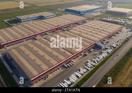 Vue aérienne du centre logistique géant. Banque D'Images