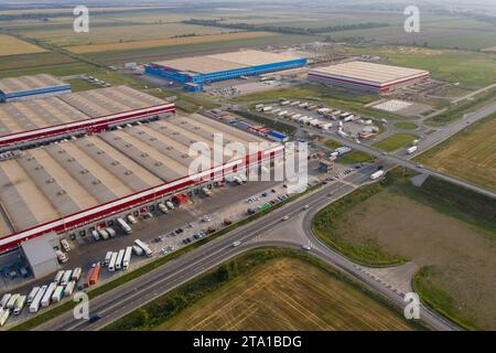 Vue aérienne du centre logistique géant. Banque D'Images