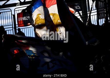 Les supporters de Gênes se réjouissent lors du match de football Serie A entre Frosinone Calcio et Genoa CFC au stade Benito Stirpe à Frosinone (Italie), le 26 novembre 2023. Banque D'Images