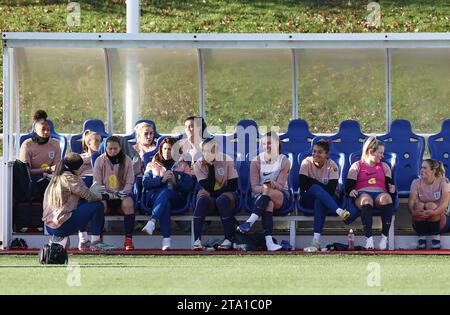 Burton on Trent, Royaume-Uni. 28 novembre 2023. Les joueurs anglais se reposent lors d'une séance d'entraînement ouverte à St George's Park, Burton on Trent. Date de la photo : 28 novembre 2023. Le crédit photo doit se lire comme suit : Darren Staples/Sportimage crédit : Sportimage Ltd/Alamy Live News Banque D'Images