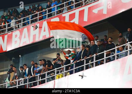 Guwahati, Assam, Inde. 28 novembre 2023. Le plus grand fan de Sachin Tendulkar, Sudhir Kumar Chaudhary, brandissant le drapeau national de l'Inde lors de la 3e édition internationale T20 entre l'Australie et l'Inde au Barsapara Cricket Stadium, Guwahati, Assam, Inde le 28 novembre 2023 (image de crédit : © Avijit Das/ZUMA Press Wire) À USAGE ÉDITORIAL UNIQUEMENT! Non destiné à UN USAGE commercial ! Crédit : ZUMA Press, Inc./Alamy Live News Banque D'Images