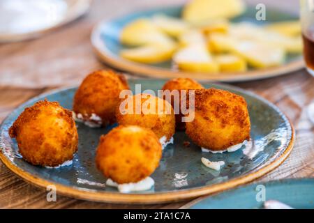 Délicieuses croquettes de fromage traditionnelles d'Espagne Banque D'Images