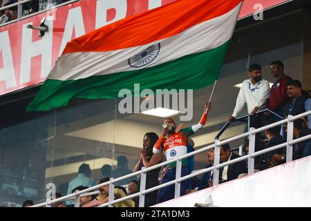 Guwahati, Assam, Inde. 28 novembre 2023. Le plus grand fan de Sachin Tendulkar, Sudhir Kumar Chaudhary, brandissant le drapeau national de l'Inde lors de la 3e édition internationale T20 entre l'Australie et l'Inde au Barsapara Cricket Stadium, Guwahati, Assam, Inde le 28 novembre 2023 (image de crédit : © Avijit Das/ZUMA Press Wire) À USAGE ÉDITORIAL UNIQUEMENT! Non destiné à UN USAGE commercial ! Crédit : ZUMA Press, Inc./Alamy Live News Banque D'Images