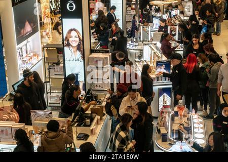 Des hordes de consommateurs envahissent le magasin phare Macy's Herald Square à New York désireux de magasiner le lendemain de Thanksgiving, le Black Friday, le 24 novembre 2023 la National Retail Federation prévoit que 182 millions de personnes feront leurs achats au cours du week-end du Black Friday, en personne et en ligne, culminant avec le Cyber Monday. (© Richard B. Levine) Banque D'Images