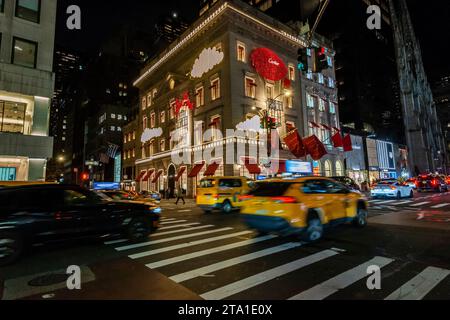 Le Cartier Mansion sur la Cinquième Avenue à Midtown Manhattan est entièrement aménagé pour Noël, à New York, le mercredi 22 novembre 2023. (© Richard B. Levine) Banque D'Images