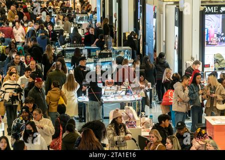 Des hordes de consommateurs envahissent le magasin phare Macy's Herald Square à New York désireux de magasiner le lendemain de Thanksgiving, le Black Friday, le 24 novembre 2023 la National Retail Federation prévoit que 182 millions de personnes feront leurs achats au cours du week-end du Black Friday, en personne et en ligne, culminant avec le Cyber Monday. (© Richard B. Levine) Banque D'Images