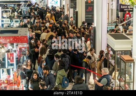 Des hordes de consommateurs envahissent le magasin phare Macy's Herald Square à New York désireux de magasiner le lendemain de Thanksgiving, le Black Friday, le 24 novembre 2023 la National Retail Federation prévoit que 182 millions de personnes feront leurs achats au cours du week-end du Black Friday, en personne et en ligne, culminant avec le Cyber Monday. (© Richard B. Levine) Banque D'Images