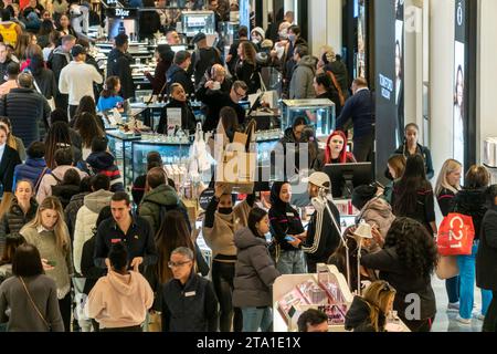 Des hordes de consommateurs envahissent le magasin phare Macy's Herald Square à New York désireux de magasiner le lendemain de Thanksgiving, le Black Friday, le 24 novembre 2023 la National Retail Federation prévoit que 182 millions de personnes feront leurs achats au cours du week-end du Black Friday, en personne et en ligne, culminant avec le Cyber Monday. (© Richard B. Levine) Banque D'Images