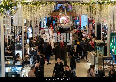 Des hordes de consommateurs envahissent le magasin phare Macy's Herald Square à New York désireux de magasiner le lendemain de Thanksgiving, le Black Friday, le 24 novembre 2023 la National Retail Federation prévoit que 182 millions de personnes feront leurs achats au cours du week-end du Black Friday, en personne et en ligne, culminant avec le Cyber Monday. (© Richard B. Levine) Banque D'Images