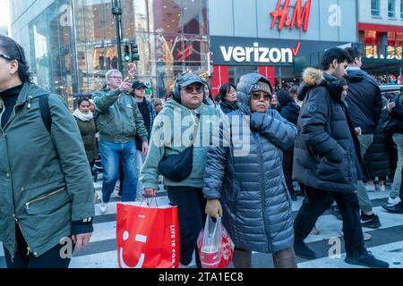 Hordes de clients à l'extérieur du magasin phare Macy's Herald Square à New York désireux de faire leurs achats le lendemain de Thanksgiving, le Black Friday, le 24 novembre 2023 la National Retail Federation prévoit que 182 millions de personnes feront leurs achats pendant le week-end du Black Friday, en personne et en ligne, culminant avec le Cyber Monday. (© Richard B. Levine) Banque D'Images